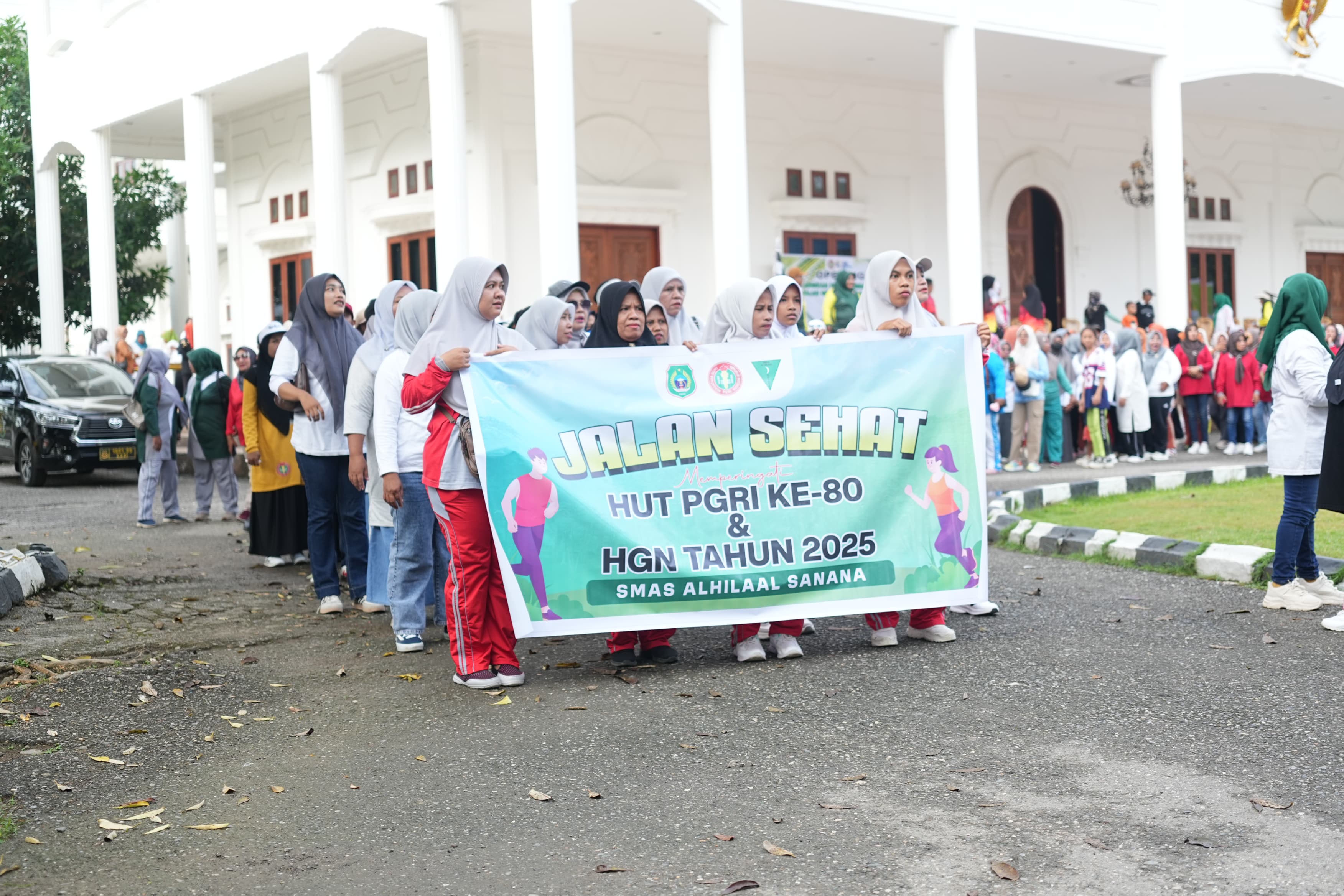 Menyongsong HUT PGRI dan HGN, Pemkab Kepulauan Sula Lepas Peserta Jalan Sehat
