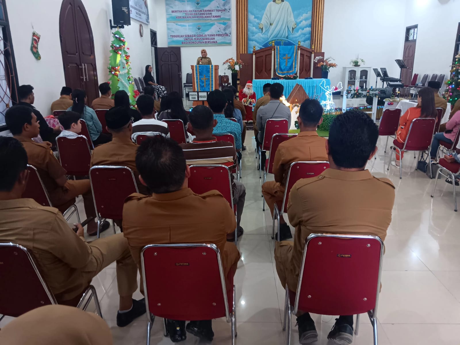 Jelang Natal dan Tahun Baru Bupati Kepulauan Sula Bagi 800 Parsel di Sejumlah Gereja