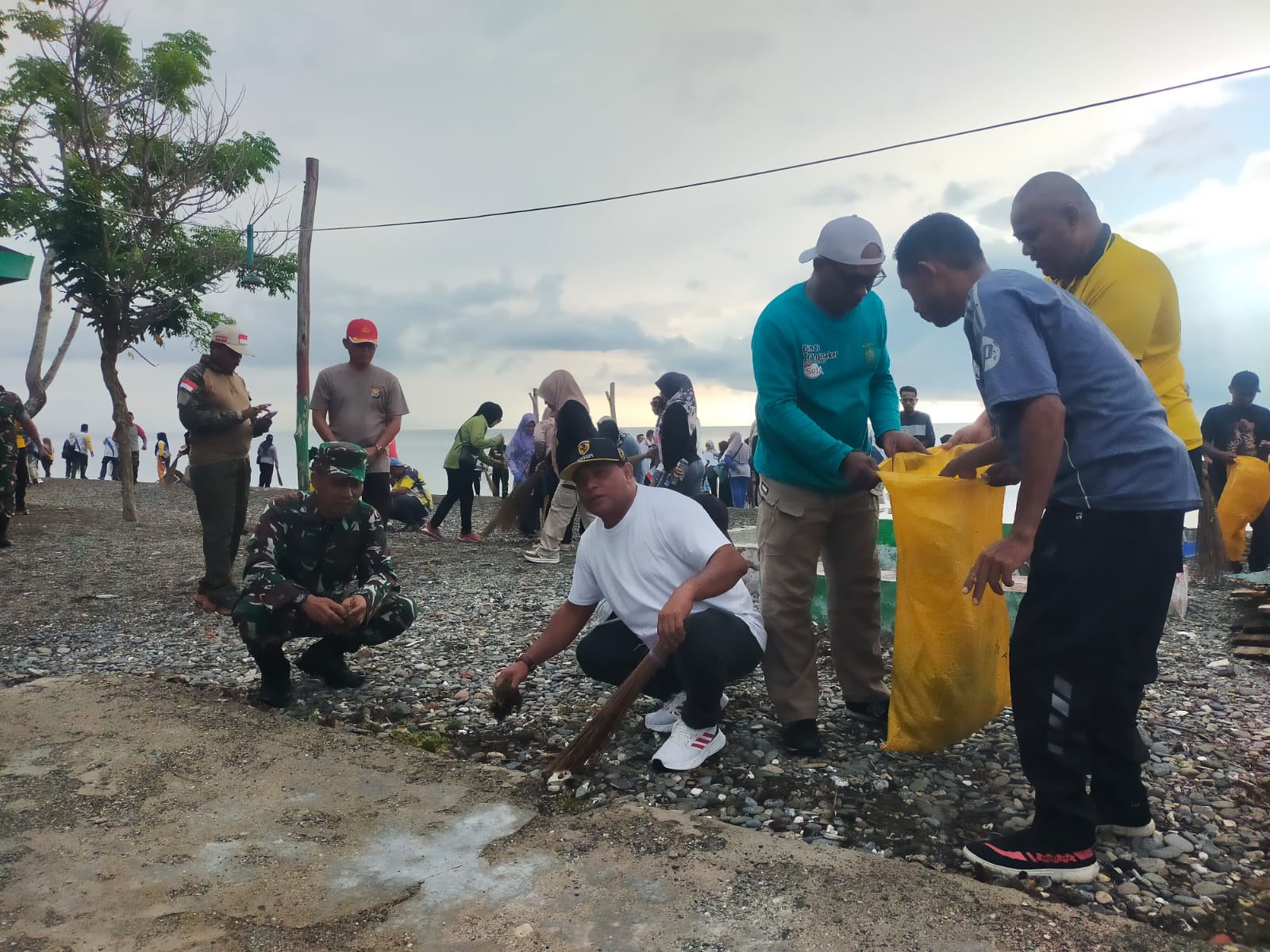 Libatkan TNI-POLRI Pemkab Kepulauan Sula Gencar Lakukan Bakti Sosial di Wisata Pantai Pastina 