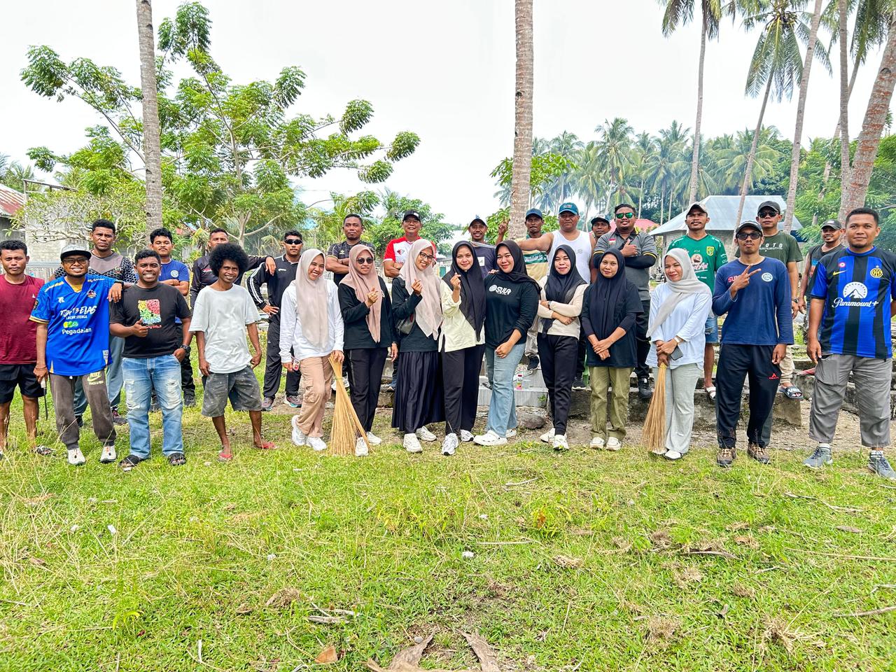 Gandeng Kominfo dan Polres Jurnalis Kepulauan Sula Baksos di Pemakaman Islam