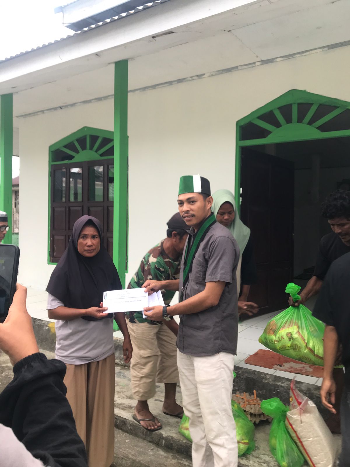 HMI Cabang Sanana Salurkan Bantuan Paket Sembako Kepada Warga Terdampak Bencana Alam di Desa Fokalik 