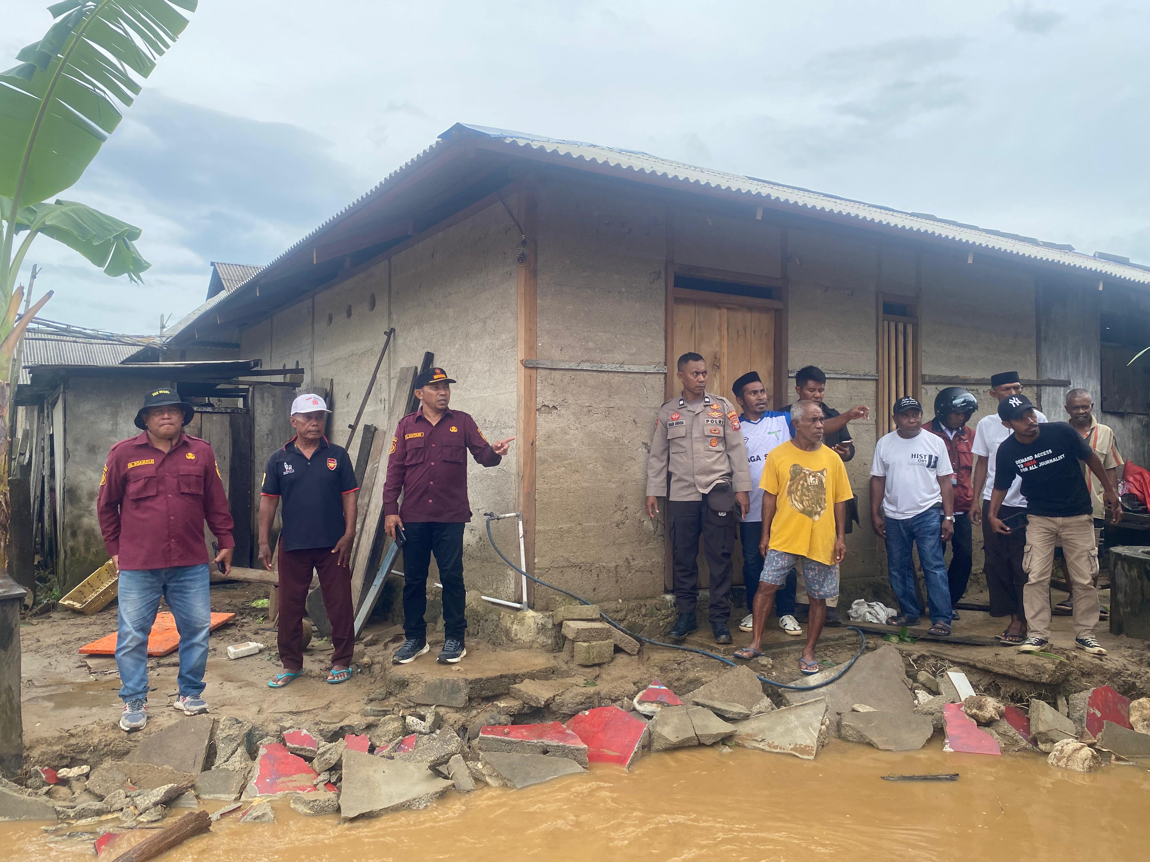 Sekda Pastikan Banjir di Desa Waisakai Dapat Perhatian Serius