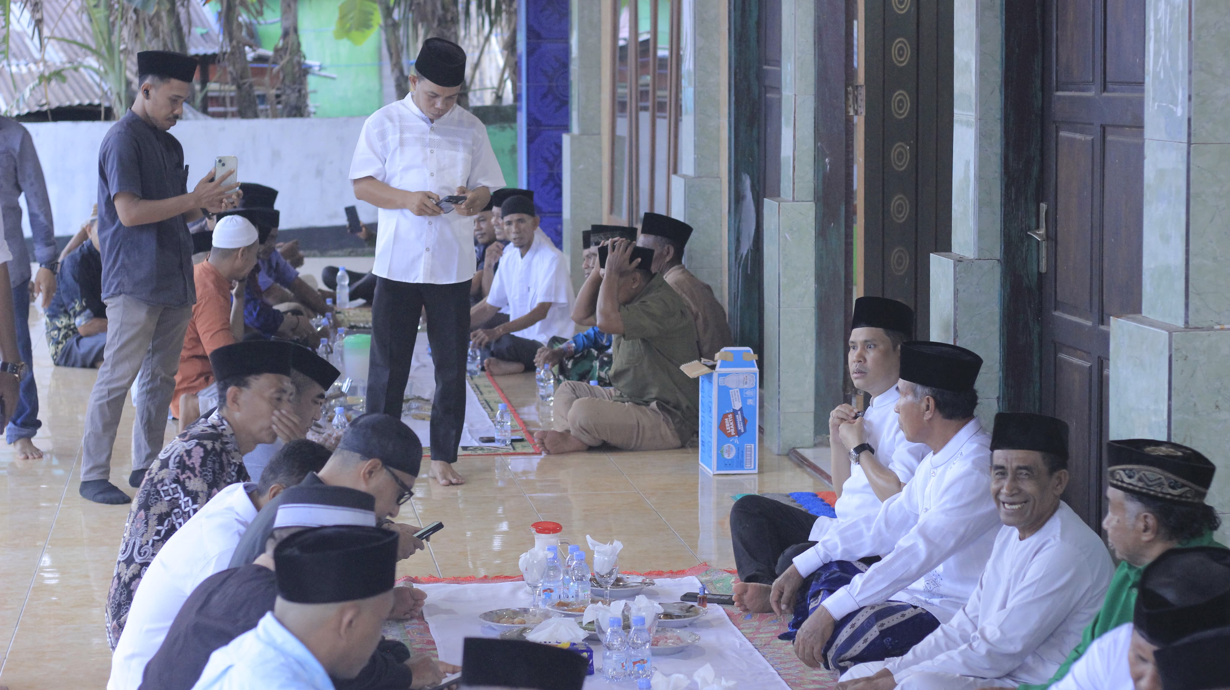 Pererat Silaturahmi Bersama Warga KONI Kepulauan Sula Berbagi Takjil 