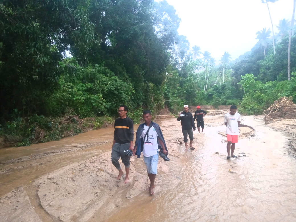 HMI Cabang Sanana dan BPBD Tinjau Progres Pekerjaan Normalisasi Kali di Desa Waisakai 