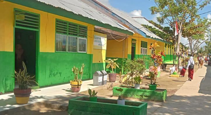 Sambut Hardiknas SD Inpres Bajo Gelar Bakti Sosial 